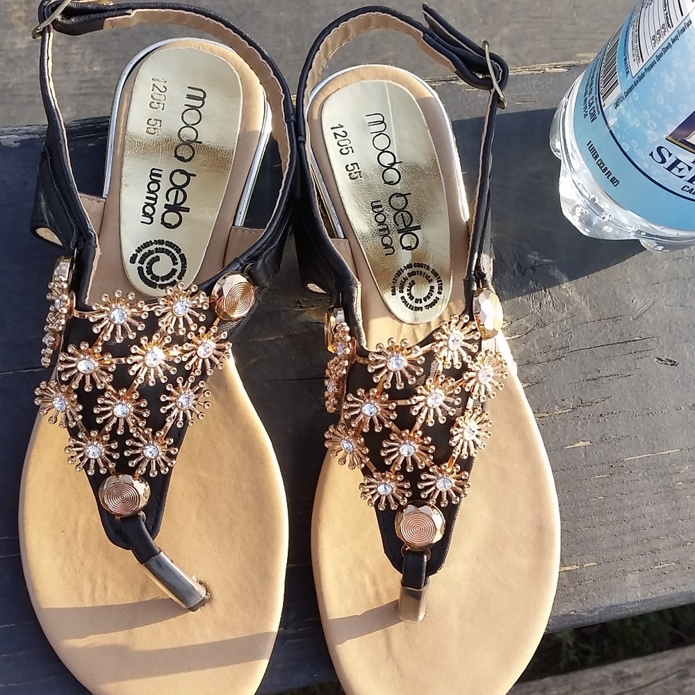 Moda Bella sandals new without box